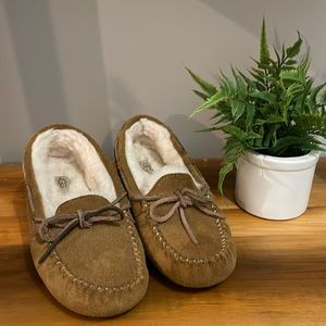 Like New! Kids UGG slippers, size 2US